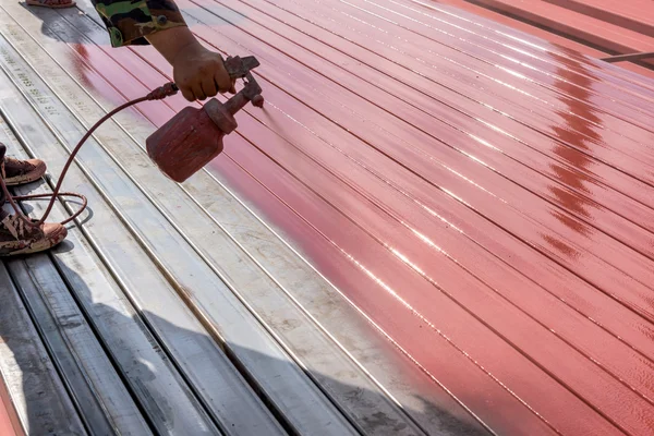 Spraya färg att måla stål av en byggnad — Stockfoto