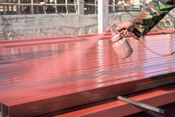 Spray rode kleur te schilderen het staal van een gebouw — Stockfoto