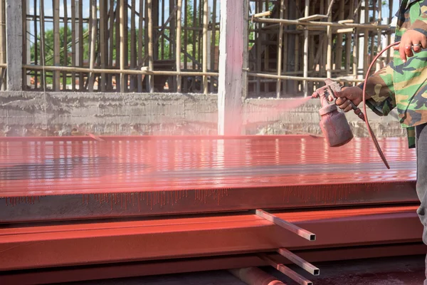 Spray rode kleur te schilderen het staal van een gebouw — Stockfoto