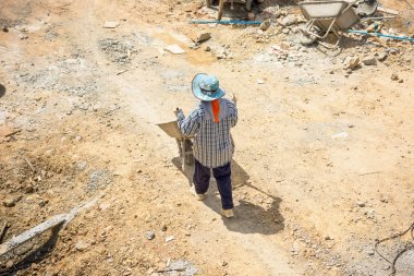 Site oluşturma el arabası itme inşaat işçisi