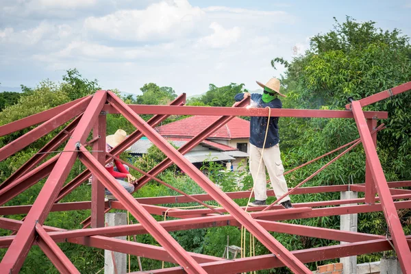 Arbeid werken in bouwplaats voor dak — Stockfoto