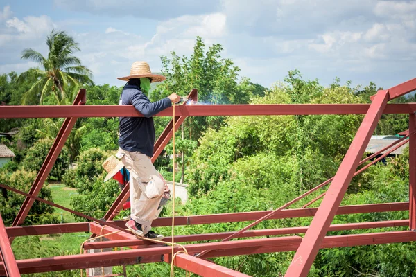 Mano de obra que trabaja en obra para tejado — Foto de Stock