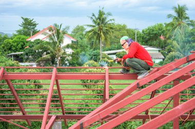 Şantiye çatı için çalışan işçi