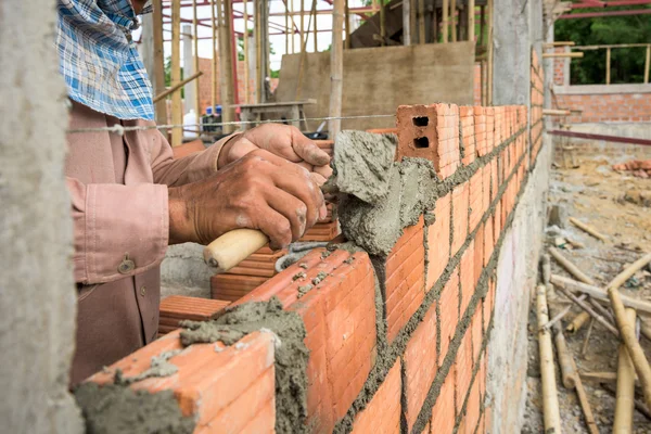 Constructor de ladrillos de colocación en el sitio . — Foto de Stock