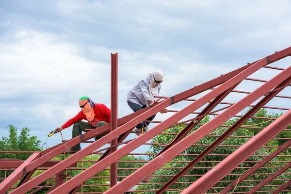 Arbetskraft som arbetar på byggarbetsplatsen för tak — Stockfoto
