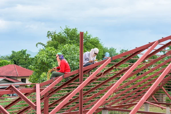 在屋顶的建筑工地工作的劳动 — 图库照片