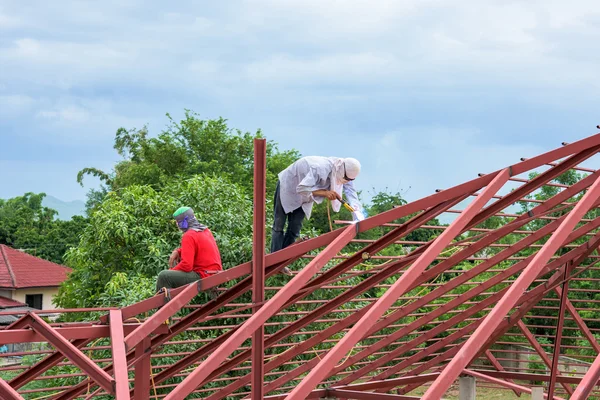 Mano de obra que trabaja en obra para tejado — Foto de Stock