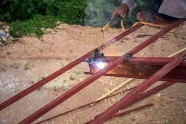 Şantiye çatı için çalışan işçi