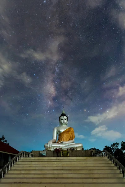 Buda heykeli Samanyolu arka planda Tayland — Stok fotoğraf