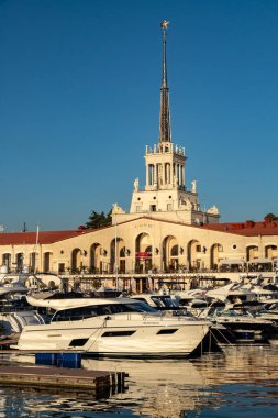 Güneşli bir günde Soçi 'de deniz istasyonunun inşaatı. Yat manzaralı..