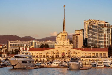 Güneşli bir günde Soçi 'de deniz istasyonunun inşaatı. Yat manzaralı..