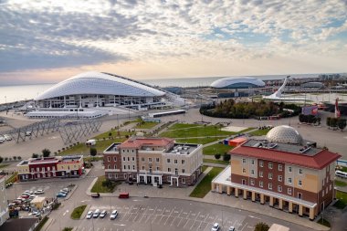 Deniz manzaralı Sochi Olimpiyatları 'na. Fisht Stadyumu, Bolşoy Buz Sarayı ve Olimpiyat Alev Kasesi.