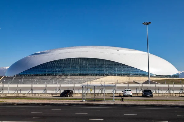 Adler, Soçi / Rusya-Ekim 2020: Güneşli bir günde Soçi Olimpiyat Parkı 'ndaki Bolşoy Buz Sarayı.