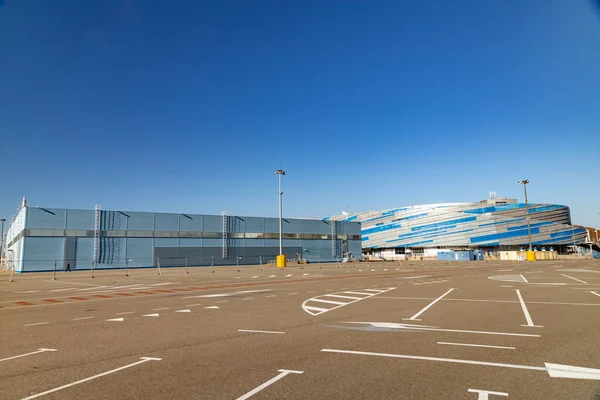  Sochi Olimpiyat Parkı 'ndaki Küçük Buz Arenası Puck güneşli bir günde boş bir otopark manzaralı..