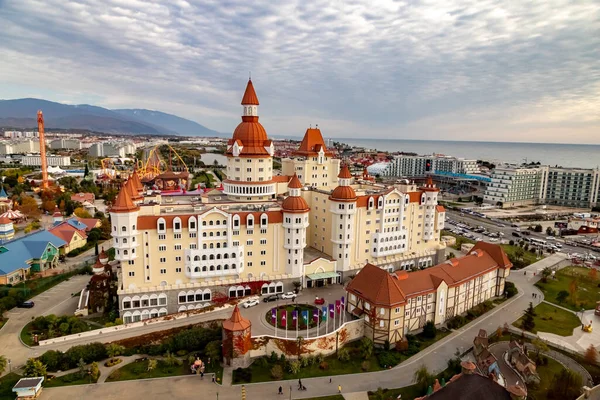 Sochi Parkı 'ndaki Bogatyr Oteli. Dağların ve denizin en üst manzarası..