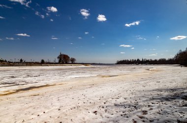 İlkbahar buz kayması sırasında Yaroslavl 'daki Kotorosl Nehri. Güneşli bir günde okun görüntüsü.