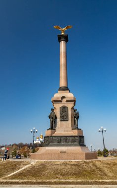Güneşli bir günde açık mavi gökyüzünün arka planına karşı Yaroslavl şehrinin milenyum anıtı.