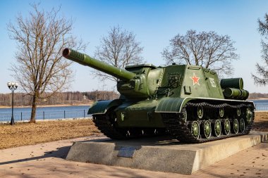 Rybinsk 'teki Volga setinde, havacının anıtının yanında bulunan ağır otomatik topçu (ACS) ISU-152. Otomatik itişli silah. St. John otu..
