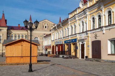 Rybinsk, Yaroslavl bölgesi / Rusya-Nisan 2021: Rybinsk 'teki Kızıl Meydan güneşli bir günde. Merkez Meydanı.