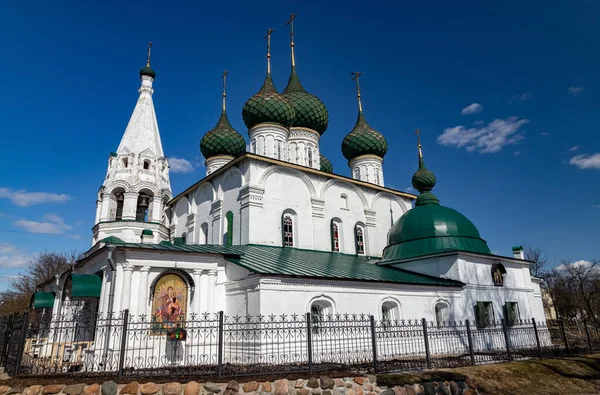 Yaroslavl 'da, güneşli bir bahar gününde mavi gökyüzüne karşı Kurtarıcı Kilisesi..