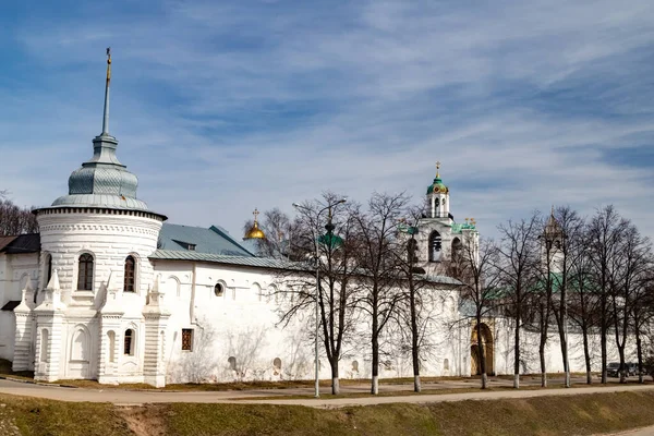 Yaroslavl beyaz kayası Kremlin güneşli bir bahar gününde panoramik bir duvar ve kule manzarası.