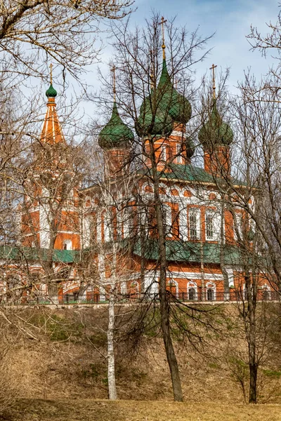 Kościół Garnizonowy Archanioła Michała Drzewami Wiosnę — Zdjęcie stockowe