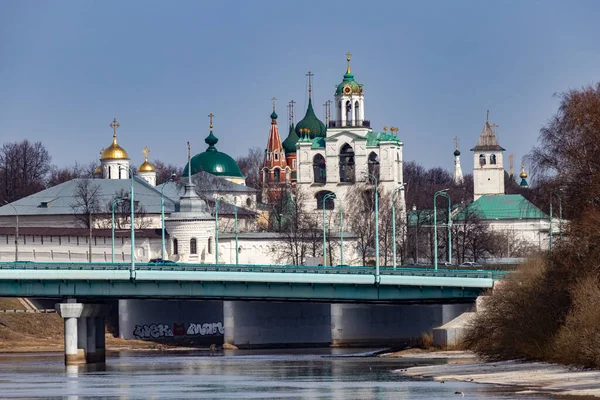 Yaroslavl Kremlin manzarası otomobil köprüsü ve Kotorosl Nehri üzerinden güneşli bir günde.