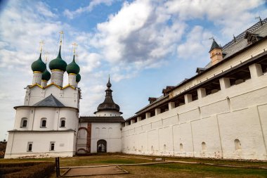 Güneşli bir bahar gününde Rostov Kremlin topluluğu: duvarlar, kuleler ve tapınaklar. Büyük Rostov.