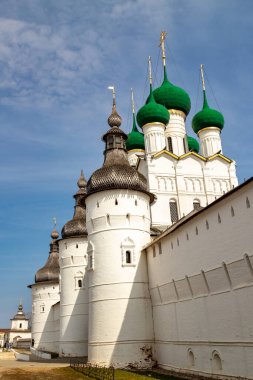 Güneşli bir bahar gününde Rostov Kremlin topluluğu: duvarlar, kuleler ve tapınaklar. Büyük Rostov.