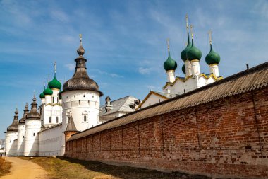 Güneşli bir bahar gününde Rostov Kremlin topluluğu: duvarlar, kuleler ve tapınaklar. Büyük Rostov.