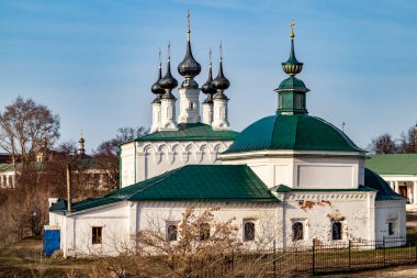 Güneşli bir bahar gününde Suzdal 'daki Pyatnitskaya Kilisesi. Paraskeva Pyatnitsa Kilisesi.