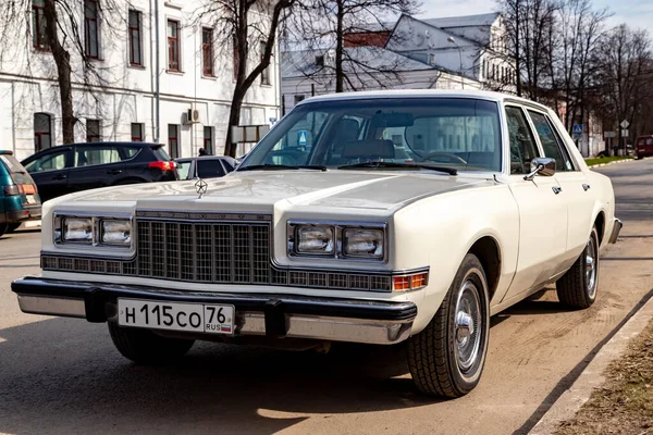 Yaroslavl Yaroslavl Περιφέρεια Ρωσία Απριλιοσ 2021 Ένα Λευκό Chrysler Plymouth — Φωτογραφία Αρχείου