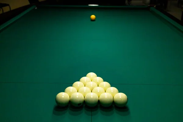 Billiard Pyramid Green Cloth View Yellow Cue Ball Russian Billiards — Stock Photo, Image