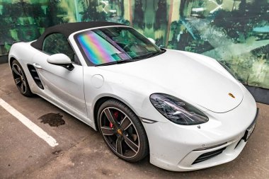 Porsche 911 Turbo S üstü açık araba otopark manzaralı..