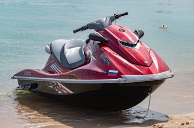  Kıyıya yakın kırmızı bir Yamaha jet ski bağlandı..