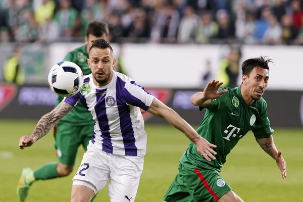 Copa de Hungría Final partido de fútbol entre Ujpest FC y Ferencvarosi TC — Foto de Stock