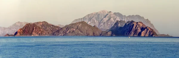 Остров Самос из Кушадасы — стоковое фото