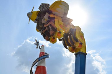 İnsanlar lunaparkta gezerler..