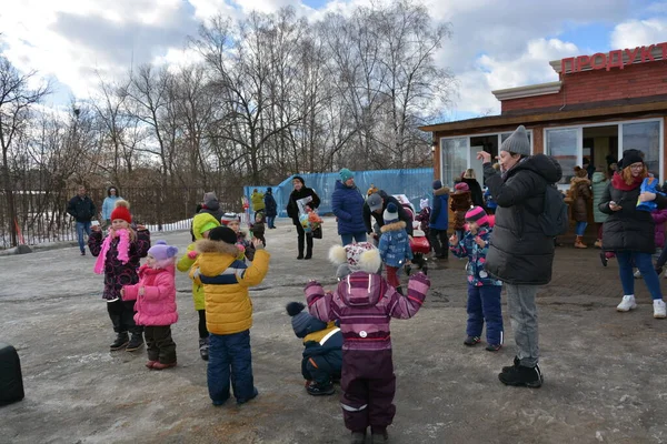 Shrovetide şenlikleri. Çocuklar açık hava oyunlarında aktif rol alırlar. 