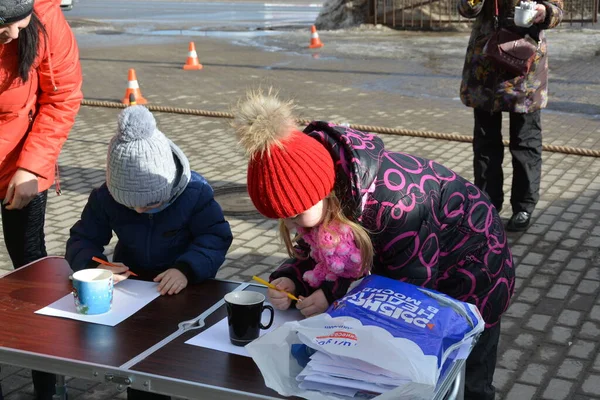 Fastnachtsfest Kinder Beteiligen Sich Aktiv Spielen Freien — Stockfoto