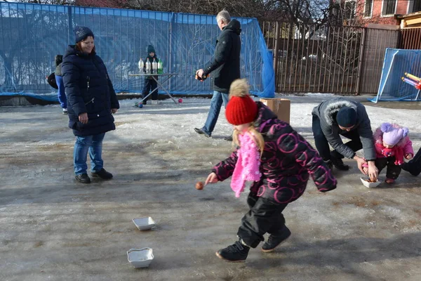 Fastnachtsfest Kinder Beteiligen Sich Aktiv Spielen Freien — Stockfoto