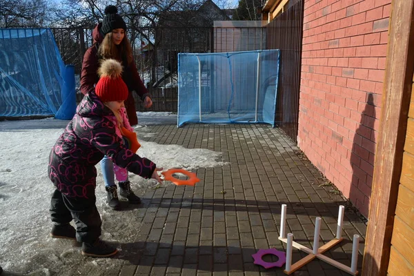 Fastnachtsfest Kinder Beteiligen Sich Aktiv Spielen Freien — Stockfoto