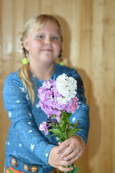 Portret Van Een Mooi Meisje Met Bloemen — Stockfoto