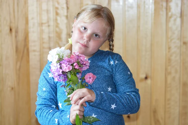 Retrato Una Hermosa Chica Con Flores — Foto de Stock