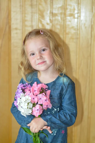 Çiçekli Güzel Bir Kızın Portresi — Stok fotoğraf