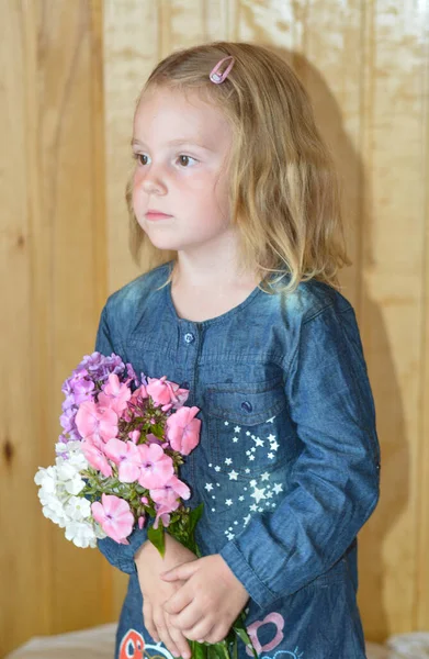 Portrét Krásné Dívky Květinami — Stock fotografie