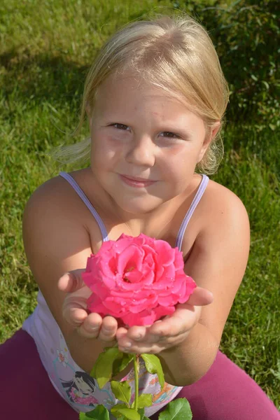 Porträt Eines Schönen Mädchens Mit Blumen — Stockfoto