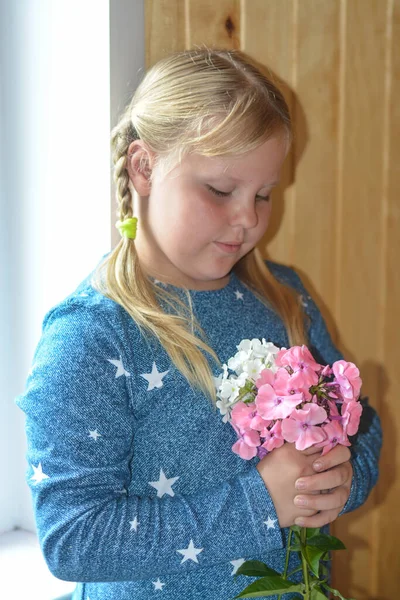 Porträt Eines Schönen Mädchens Mit Blumen — Stockfoto