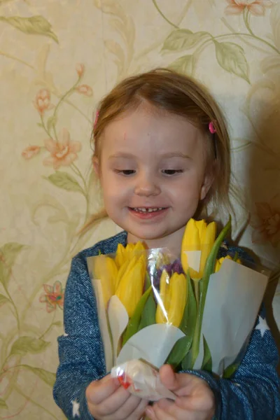 Retrato Una Hermosa Chica Con Flores — Foto de Stock