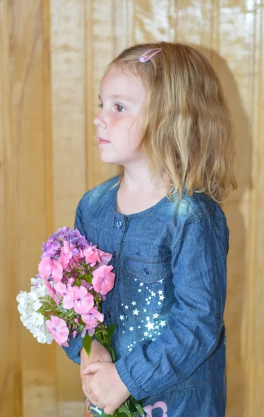 Portré Egy Gyönyörű Lány Virágokkal — Stock Fotó